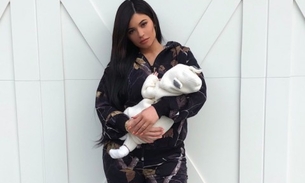 Kylie Jenner mostra foto fofa da filha dormindo 