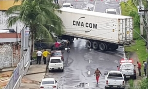 Caminhão desgovernado causa acidente e fecha avenida de Manaus