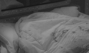 BBB18: Patrícia e Kaysar movimentam edredom e ficam ofegantes na frente de Ana Clara