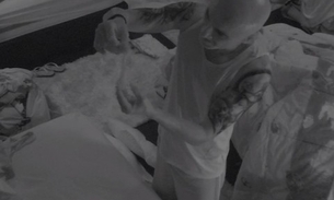 BBB18: Após esquentar clima entre Patrícia e Kaysar, Ayrton acha camisinha na cama 