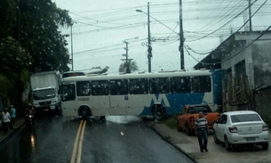 Acidente faz ônibus invadir casa e fechar avenida de Manaus