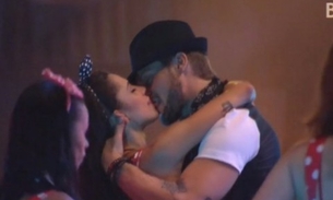 BBB18: Após pegação, Breno acorda nu abraçado a Paula