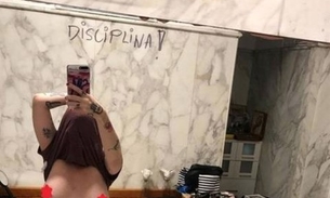 Fernanda Young surpreende ao postar foto ousada com seios de fora