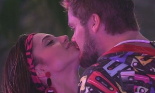 Breno e Paula movimentam edredom e brother diz: “Posso ficar por cima?”