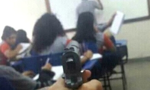 Aluno posta foto com arma apontada para professor em sala de aula em Manaus
