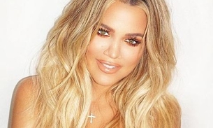  Gravidíssima, Khloé Kardashian posa de lingerie ao lado do namorado