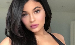  Kylie Jenner posta primeira selfie ao lado da filha mostrando rostinho