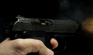 Dono de bar é alvejado e pula de barranco para fugir da morte em Manaus