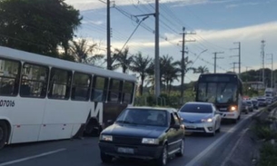 Ônibus quebra e causa congestionamento após rodas saírem rolando em avenida de Manaus