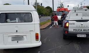 3 pessoas ficam feridas após colisão entre kombi e moto em Manaus