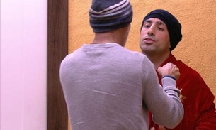 BBB18: Após ser emparedado, Ayrton tira satisfação com brother