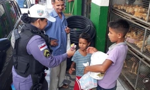Durante patrulhamento, PMs distribuem ovos de páscoa para crianças carentes no Amazonas