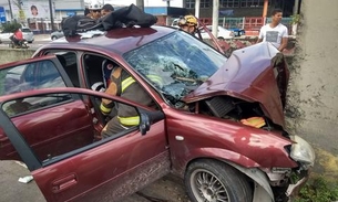 Genro e sogra ficam feridos após carro colidir violentamente contra passarela em Manaus