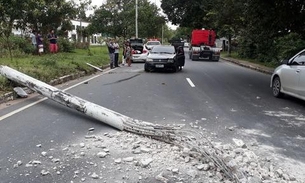 Em Manaus, carro capota e derruba poste na Avenida do Turismo
