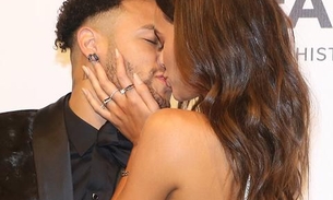 Com mão no bumbum, Neymar e Bruna Marquezine causam em tapete vermelho de baile de gala