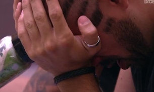 BBB18: Kaysar recebe surpresa e cai no choro ao ouvir voz de mãe