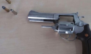 PM's encontram arma e munições em entrada de residencial em Manaus