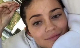 Sem maquiagem, Kylie Jenner aparece em vídeo fofo com a filha