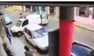 Idoso é arrastado por rua após despencar de ambulância desgovernada