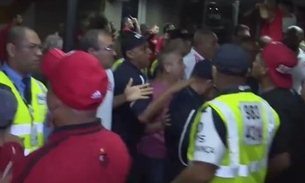 Quebra-Quebra e confusão: Torcedores do Fla agridem jogadores e Diego Alves revida