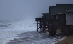 Menino de 4 anos é engolido por onda gigante enquanto brincava na praia