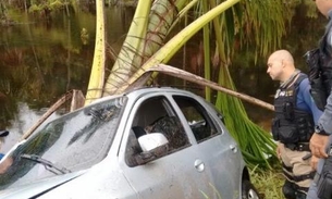 Três ficam presos às ferragens após carro colidir com árvore em estrada do Amazonas