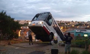 Ônibus desgovernado despenca de barranco e cai sobre casa de família
