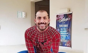 Kaysar se fantasia de Homem-Aranha para visitar crianças em hospital 
