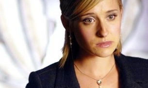 Atriz de 'Smallville' acusada de recrutar escravas sexuais diz que é inocente