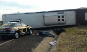 Colisão frontal entre carro e ônibus deixa 9 mortos em rodovia