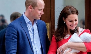 Kate e William divulgam primeiras fotos do príncipe Louis, com a irmã Charlotte