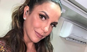 Ivete Sangalo posa amamentando uma das gêmeas: 'leitão do amor'