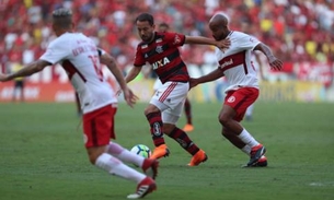 Na volta de Guerrero, Flamengo vence o Internacional e segue líder do Brasileiro