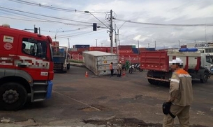 Carga se desprende de caminhão e tomba no meio de avenida em Manaus