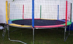 Homem tenta dar cambalhota em pula-pula durante aniversário da esposa e pior acontece