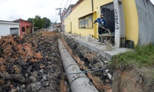 Prefeitura instala rede de drenagem e contém alagamentos em rua de Manaus