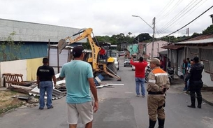 Feira irregular é demolida durante operação de fiscalização em Manaus