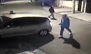 Câmeras flagram PM reagindo a assalto e alvejando ladrão em SP