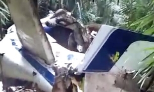 Vídeo mostra populares encontrando destroços de avião desaparecido no Amazonas
