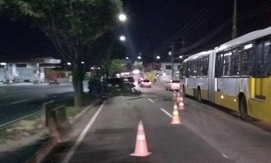 Menos de 24h após derrubar poste, outro carro causa acidente na avenida Cosme Ferreira