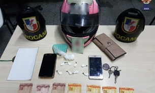 Mulher é presa e menino de 12 anos apreendido suspeitos de vender drogas em Manaus