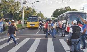 Trabalhadores do transporte especial paralisam trânsito durante manifestação em Manaus