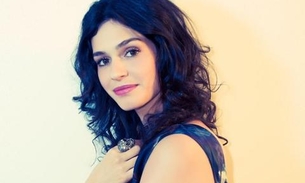 Atriz surpreende seguidores ao publicar foto nua dentro do banheiro de bar