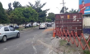 Avenida Efigênio Salles é liberada 6 horas depois de carreta tombar 