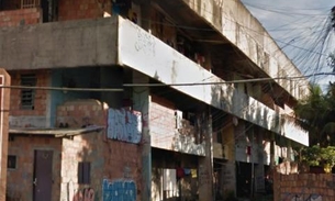 Prédio abandonado sofre risco de desabamento em Manaus