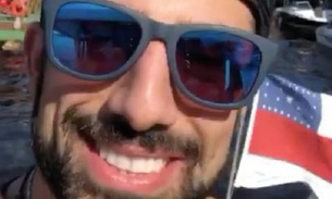  Em Manaus, ex-BBB Kaysar se empolga durante passeio pelo Rio Negro 