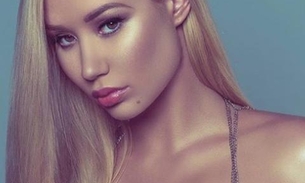 Biquíni não dá conta e Iggy Azalea deixa bumbum GG e parte do seio à mostra