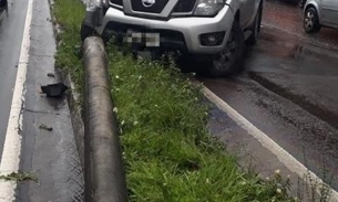 Sem controle, carro se choca e derruba poste em avenida de Manaus