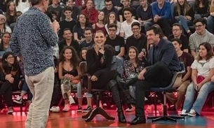 Sexóloga Laura Muller é surpreendida por namorado e ganha beijo de bonitão no ‘Altas Horas’