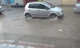 Forte chuva deixa rua alagada e dificulta passagem de carros em Manaus